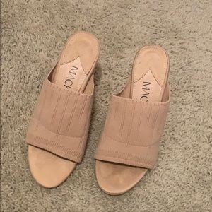 Nude sandal with heel